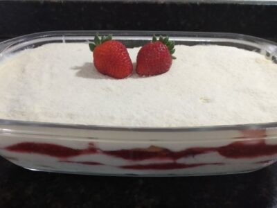 PAVÊ COM GELEIA DE MORANGO