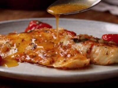 TILÁPIA ASSADA COM MANTEIGA DE TOMATE