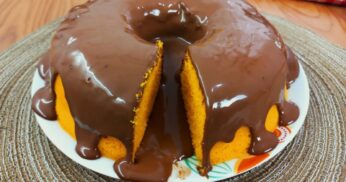 Bolo de cenoura de micro-ondas fica pronto em 8 minutos e é a escolha ideal para quem tem um estilo de vida agitado