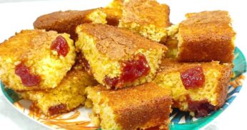 Descubra como fazer um delicioso bolo flocão de milho com goiabada que vai conquistar todos