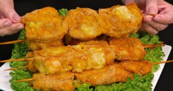 Espetinho de frango empanado e assado com molho de espinafre, perfeito para uma refeição simples e diferente