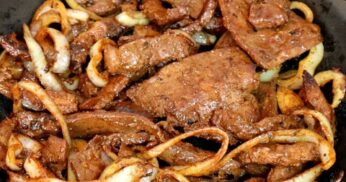 Bife de fígado acebolado esbanja sabor e nutrição em um só prato