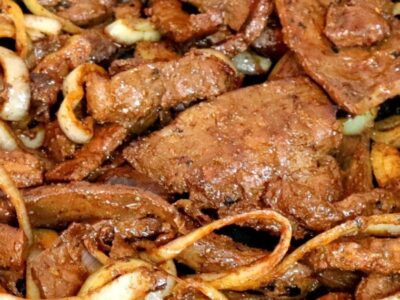 figado bovino acebolado