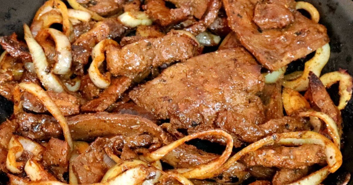  Bife de fígado acebolado esbanja sabor e nutrição em um só prato