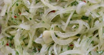 Aprenda a fazer uma deliciosa e versátil salada de cebola perfeita para churrascos, bifes fritos ou sanduíches