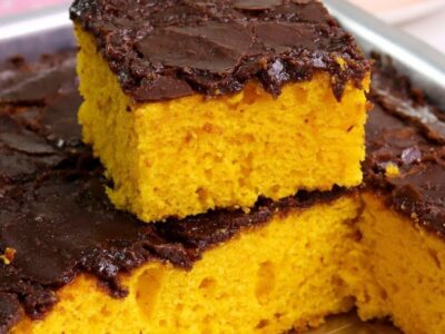 Bolo de Cenoura com Casquinha Crocante de Chocolate O Doce que Combina Texturas e Sabores Irresistíveis