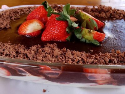 Bombom de Morango na Travessa Uma Delícia Irresistível