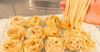 MACARRÃO CASEIRO ARTESANAL MASSA FRESCA SEM CILINDRO UMA VEZ QUE VOCÊ TENTAR É DIFÍCIL VOLTAR AO MACARRÃO INDUSTRIAL