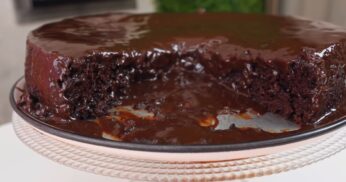 Bolo de Chocolate Úmido e Rápido: Mexeu, Tá Pronto!