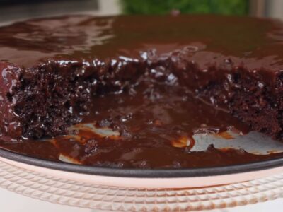 Bolo de Chocolate Úmido e Rápido Mexeu, Tá Pronto!