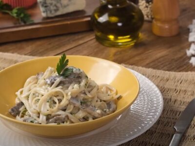 Macarrão Cremoso com Gorgonzola e Carne Uma Delícia Irresistível