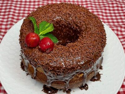 Bolo de Chocolate com Cobertura de Brigadeiro Uma Delícia Fácil de Fazer