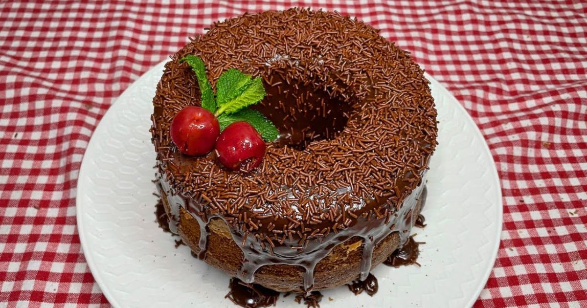  Bolo de Chocolate com Cobertura de Brigadeiro: Uma Delícia Fácil de Fazer