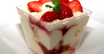Bolo de Pote Ninho com Morango
