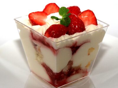 Bolo de Pote Ninho com Morango