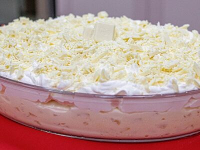 Gelado de Abacaxi com Chocolate Branco Sobremesa Refrescante e Irresistível