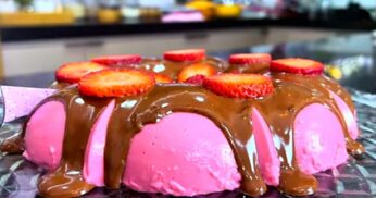 Pudim de Morango com Cobertura de Chocolate: Uma Sobremesa Encantadora