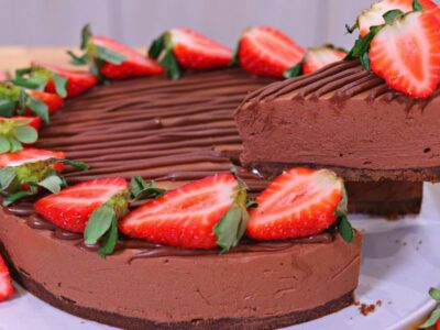 Torta Mousse Chocolatuda com Morango Uma Sobremesa Sem Gelatina e Irresistível