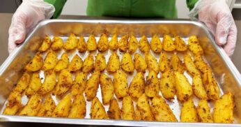 Batata rústica no forno com tempero especial tem equilíbrio perfeito entre o exterior crocante e o interior macio