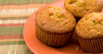 Desfrute de Muffins de Banana e Aveia sem glúten e lactose, ideais para um lanche saudável ou café da manhã, cheios de sabor e nutrientes