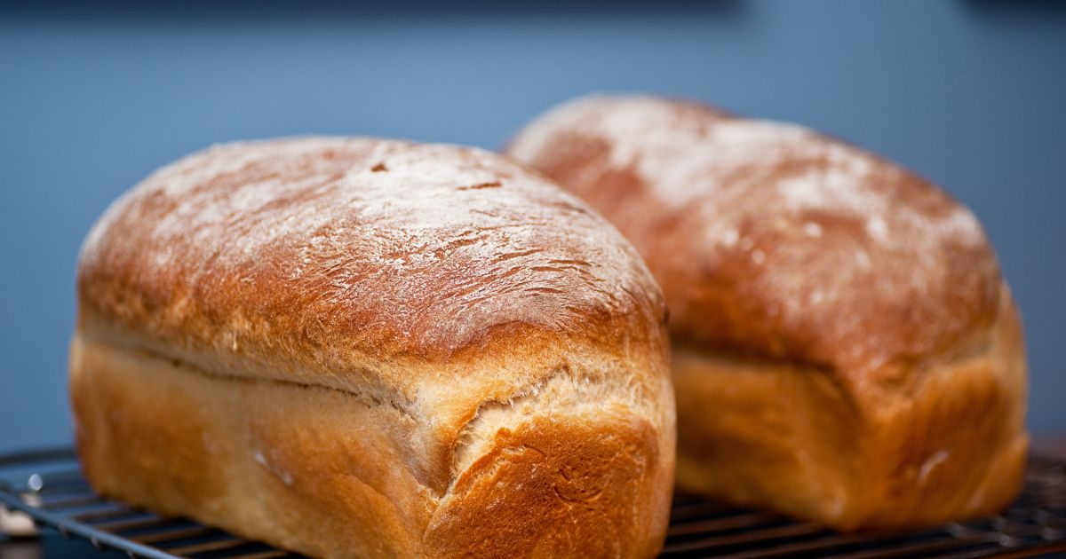  Pão caseiro sem ovos com toque especial de alecrim e azeite de oliva, uma verdadeira obra-prima da panificação caseira